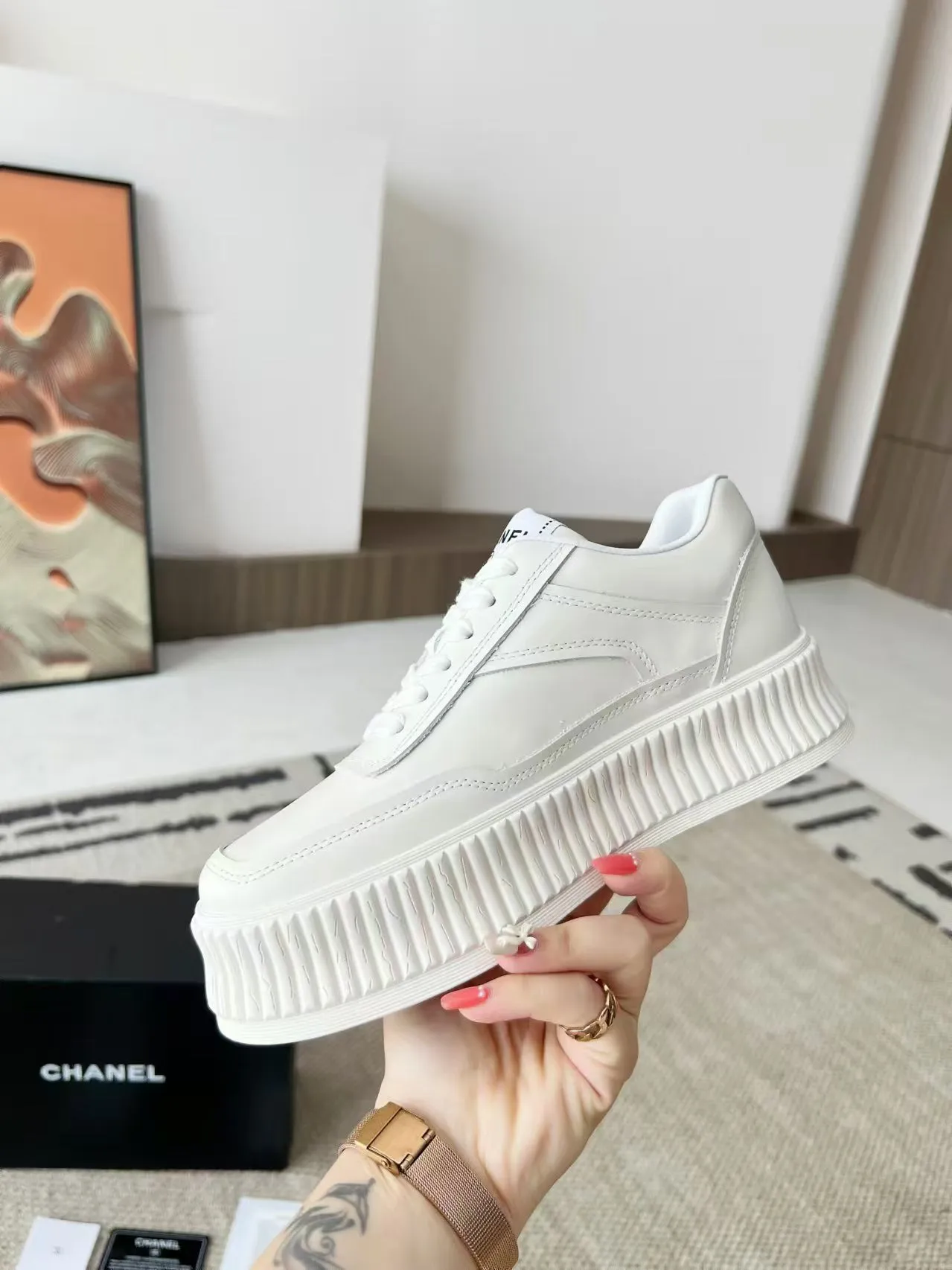 👟👟Ex-factory price 520👟👟 Thick-soled Chanel Chanel 24SF latest model full leather panda color white shoes casual sports shoes skateboard shoes original purchase and development production Xiaoxiang C Home Another super popular item in the counter, loved by Internet celebrity bloggers and sisters, and various praises on social platforms. It is extremely popular, has a high texture, is breathable and super spring and summer. Seeing this issue always arouses the inner desire of girls for fashion. The latest suede material, classic black and white color, full of fashionable feeling on the feet and easy to care for. Fabric: Original customized imported cowhide material. Lining: Customized soft sheepskin lining. Sole: Original molded TPU non-slip outsole. Bottom thickness: 4CM. Size: Women's size 35-40 (custom-made sizes 40 are non-refundable)